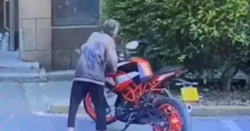 【影】重機停車格遭阿嬤故意推倒…車主慘噴7萬維修費　卻因「這原因」拿不到賠償