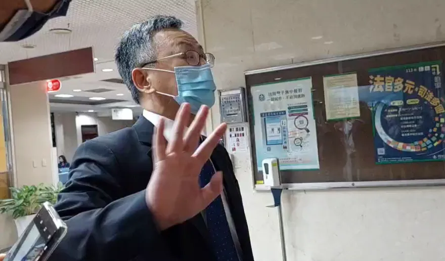 【影】快訊/蔡英文「論文原本」現身了！律師嗆聲這句話