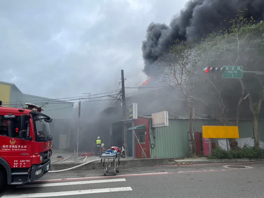 【影】板橋床墊工廠大火　濃煙烈火大量竄出　合計燃燒3間工廠無人受困
