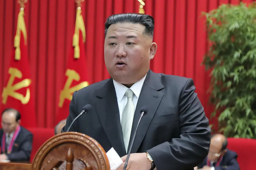 北韓飛行員駕戰機反制美韓軍演！金正恩於空軍紀念日公開表揚