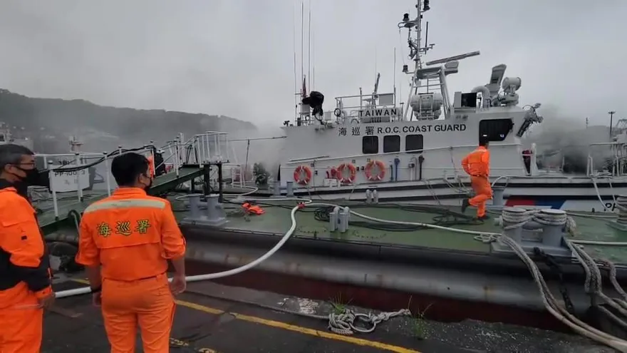 【影】海巡署艦艇停靠基隆港碼頭起火！搶救畫面曝光