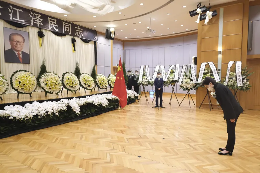 李家超、林鄭月娥、梁振英赴中聯辦弔唁江澤民　場外7千市民自發前往獻花
