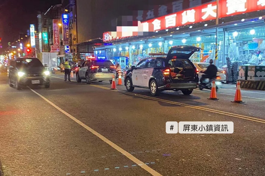 【影】出事瞬間影片曝！屏東7旬翁過馬路接連遭2車撞擊　當場身亡