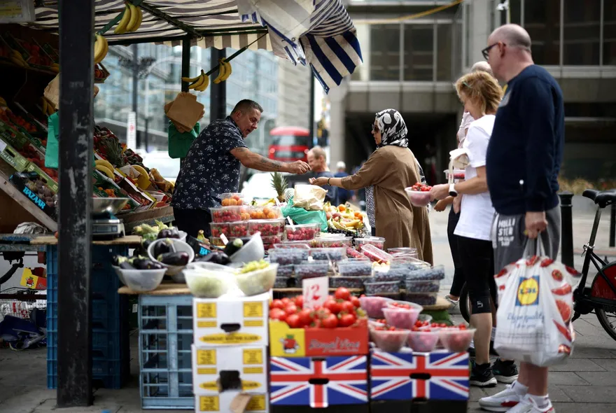 英媒：通膨41年來最高！英國人哭訴「吃寵物食品」、用蠟燭加熱食物