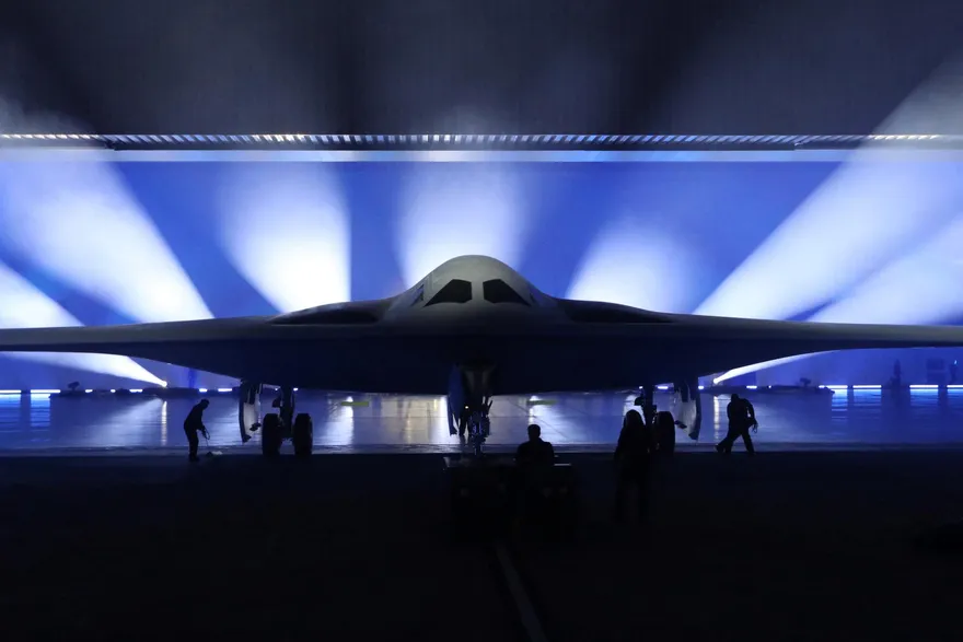 可攜帶核武器！美最新匿蹤轟炸機「B-21」首亮相　具備無人駕駛功能