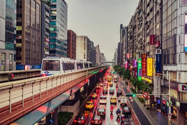 今變天雨也來！「3地區」迎雨彈　冷空氣接力報到…「最冷時間點」出爐