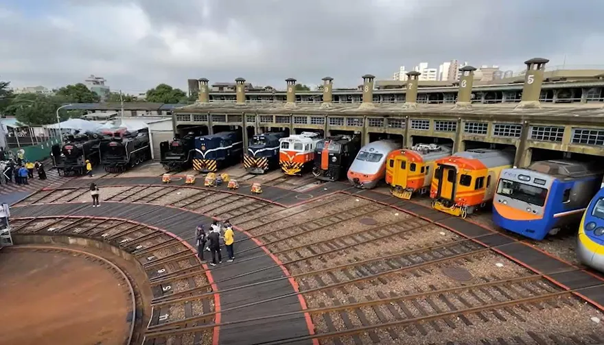 【影】彰化扇形車庫100歲了！台鐵局展示「14代同堂列車」　慶生活動一次看