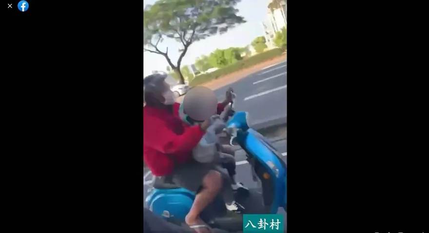 【影】超離譜！大人載小孩騎機車　催油門的竟是小孩