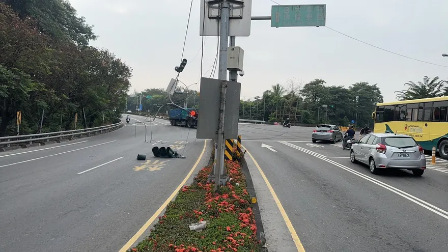 【影】吊臂沒降下～屏東大貨車扯斷號誌燈桿　驚險場面曝光...小客車幸運躲過一劫