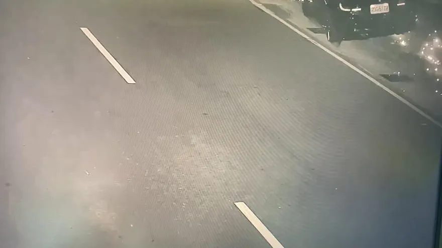 【影】街頭保齡球？！台中BMW衝人行道炸火花～狂掃17台機車　駕駛稱恍神.....