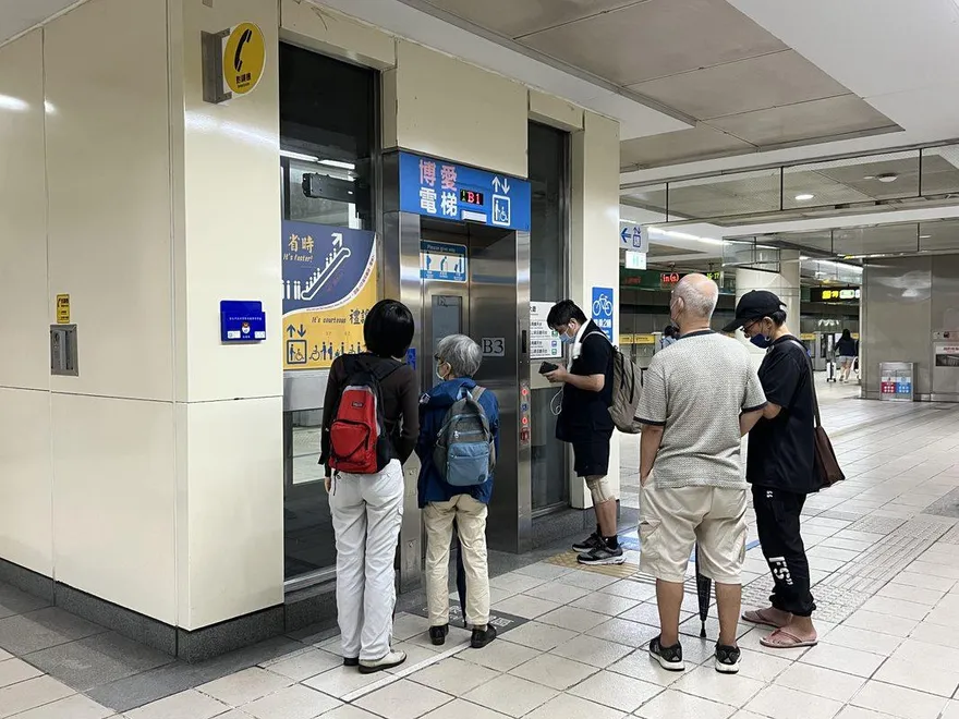 電梯按鈕「沒有關門鍵」！他緊張發文求解喊：怎麼辦　神人解答了