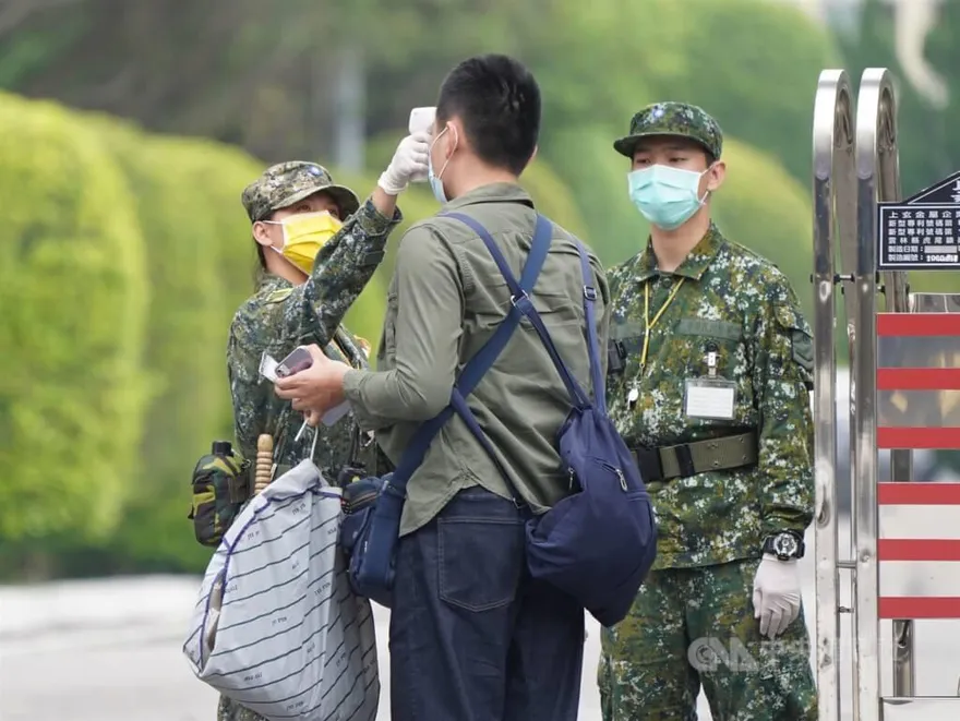 國防部宣布：官兵室外活動可脫口罩 但衛哨應全程配戴