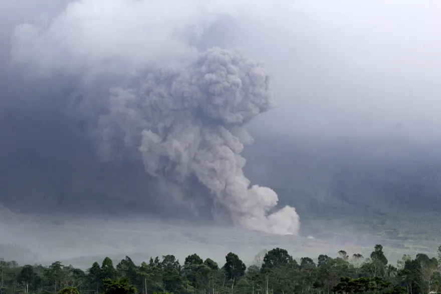 印尼塞梅魯火山猛烈噴發　官方緊急疏散近2000人