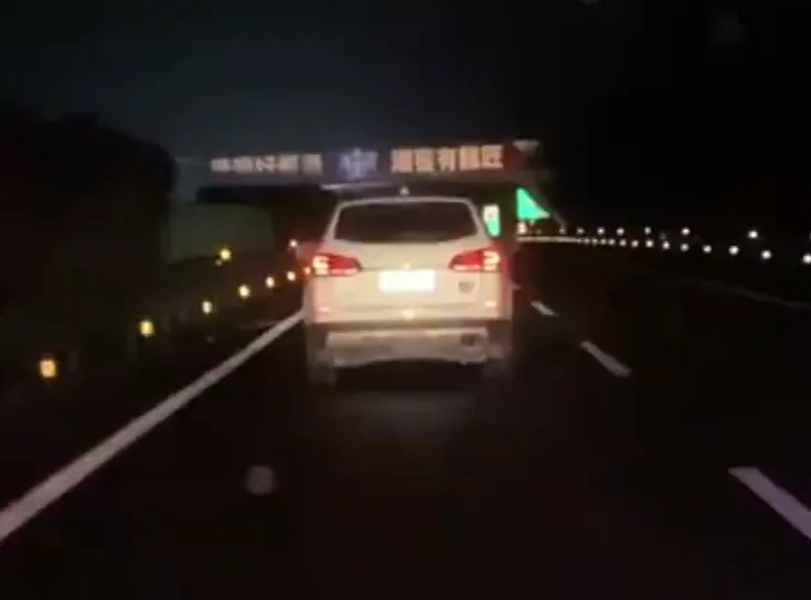 高速公路驚魂記！定速失控停不下來！　狂飆500公里油跑光才停車