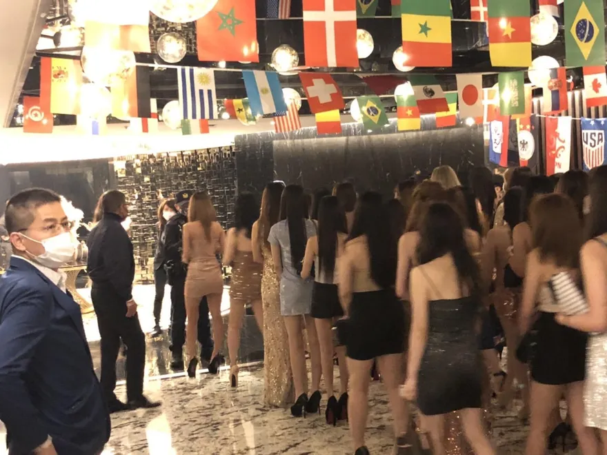 【影】美腿如林！北市中山警「區塊封鎖」臨檢　酒店小姐排排站