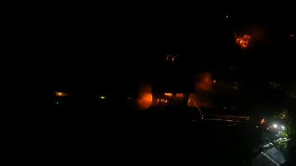 【影】台中鐵皮屋全面燃燒！面積達近百坪　費近1.5hr才控制火勢