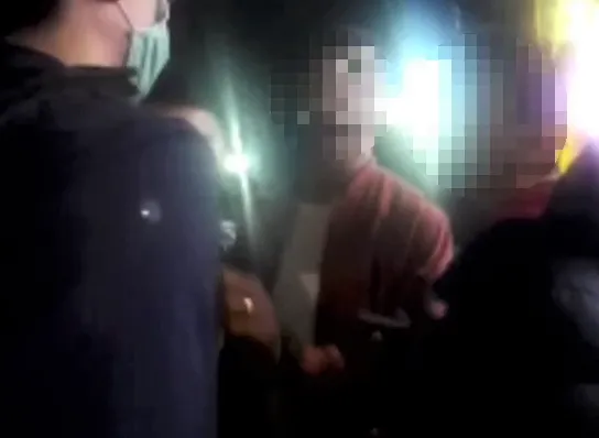 【影】慘！4屁孩酒吧看世足　跟隔壁桌挺不同隊爆口角　囂張戳員警胸口變在「地」青年