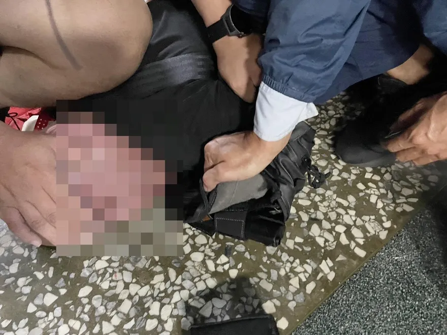 【影】身上竟有「芭樂」！警逮毒品通緝犯搜出手榴彈　軍方防爆小組緊急出動支援