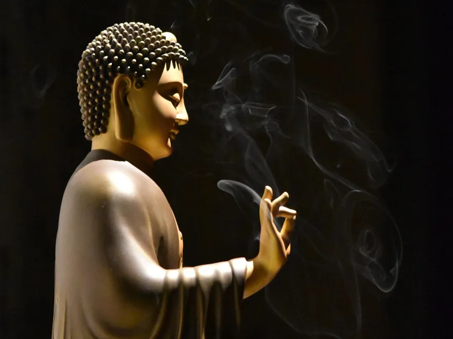 吸毒吸到ㄎ一ㄤ到～警問姓名　「我是釋迦牟尼佛」