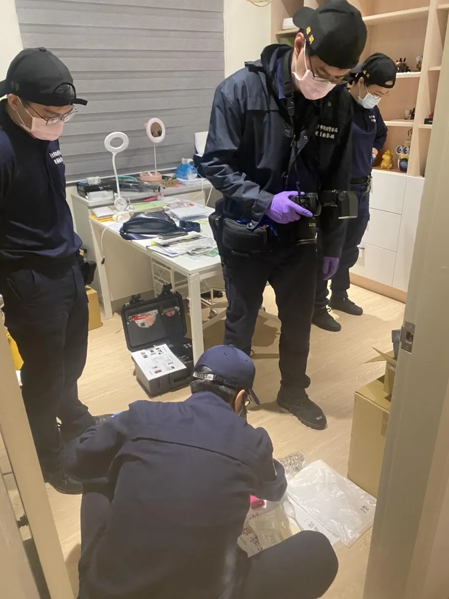 【影】「飛行草本」新種合成大麻竟標榜合法！警破獲製造工廠　國內首宗