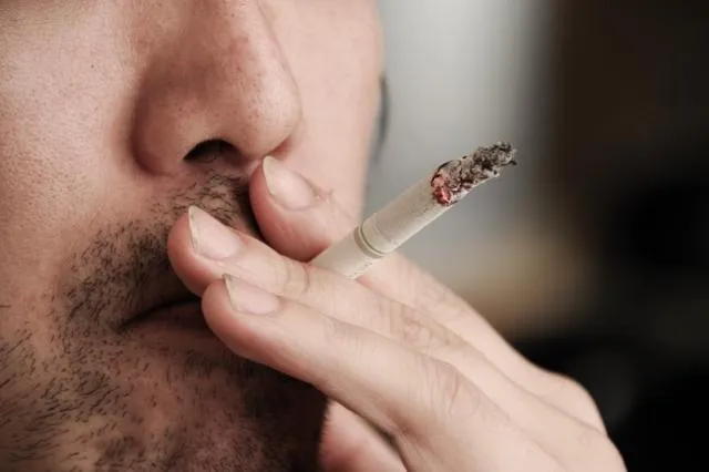 中年男菸酒不離手！竟接連罹患頭頸癌　醫籲定期篩檢：出現這2症狀已是晚期