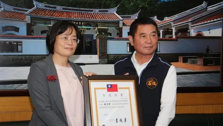獲頒當選證書 鍾東錦：苗縣府人事全接收觀察3個月