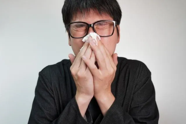 男鼻塞多年以為是過敏　就醫驚見「巨大息肉塞住鼻腔」！