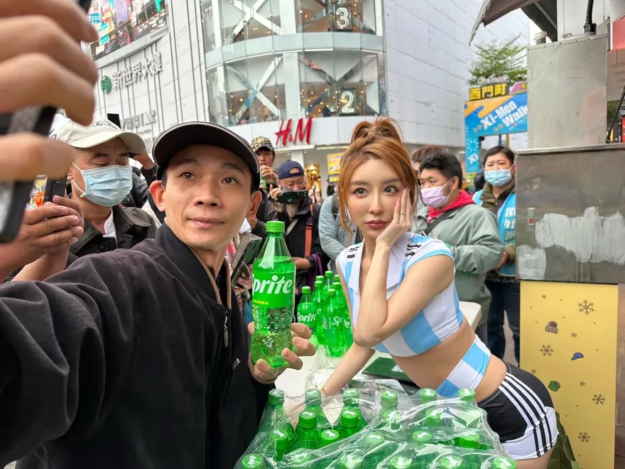 性感教主兌承諾！西門町街頭親送千瓶雪碧　火辣南半球現身引粉絲瞬間暴動
