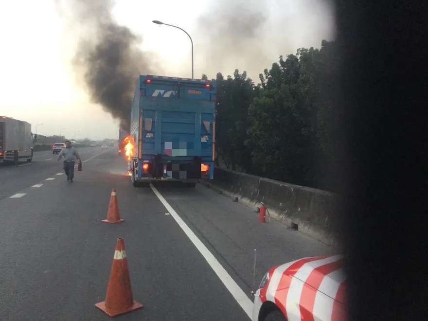 【影】高雄國道驚見火燒車！　車頭燒爛恐怖畫面曝光