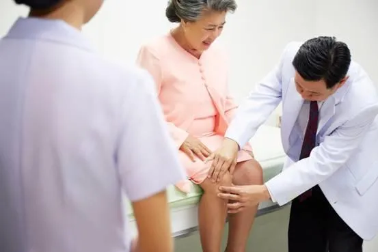 天冷「膝蓋」也酸痛不舒服 ？營養師推「助關節健康6食物」鮭魚、綠茶上榜