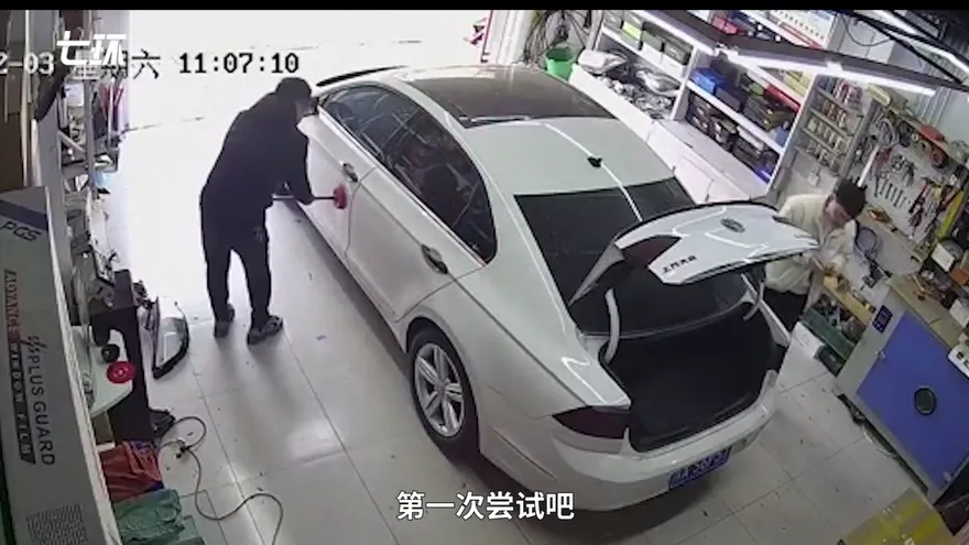 生活小妙招？他一支馬桶刷「吸出」被踢凹的轎車門：看影片學的