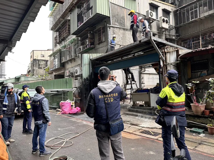 【影】鐵皮工廠違建還敢藏「這個」　遭新北市府拆光光