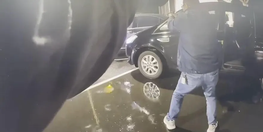 【影】中和烘爐地警匪爆槍戰！嫌犯開槍拒捕遭轟12槍…頭部中彈命危