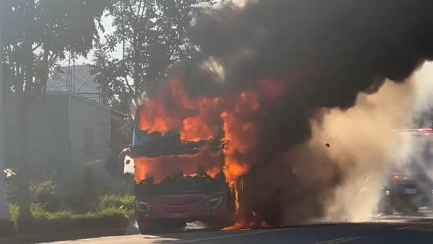 【影】台中街頭遊覽車大火！烈焰吞噬整輛車…警消射水搶救