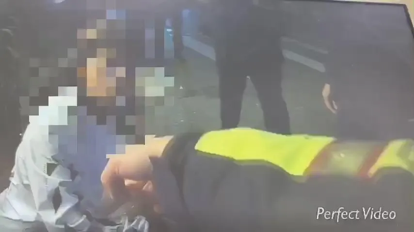 【影】醋男糾眾押人失手！大街亮刀囂張追砍…警逮3人法辦