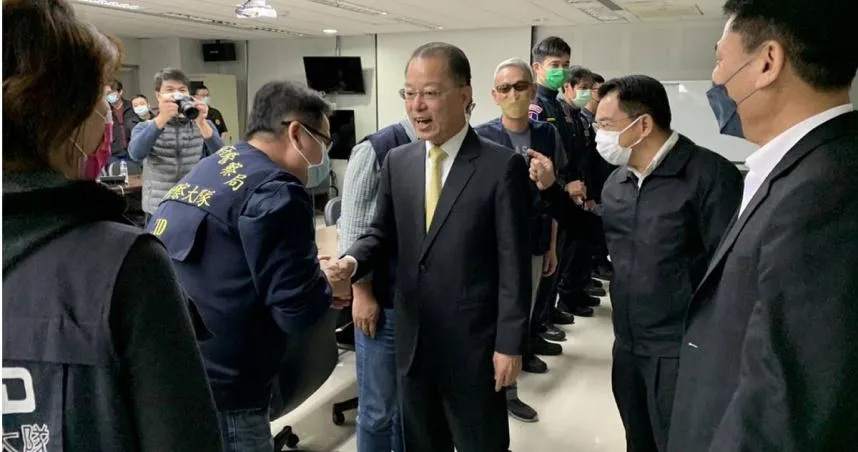 肯定大膽用槍！烘爐地警匪駁火…警政署長黃明昭頒獎勵金