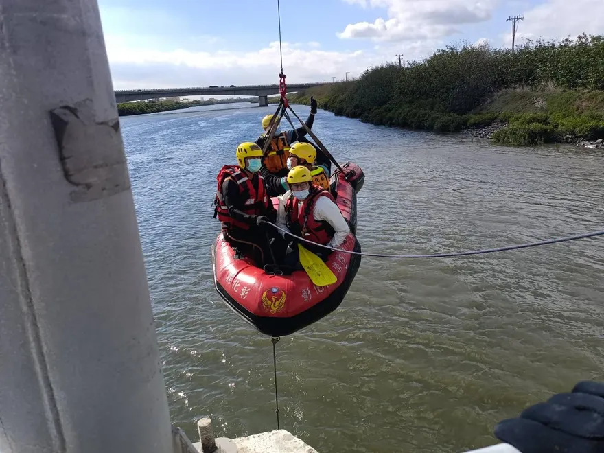 【影】彰化男失聯機車停橋上！空拍機搜尋河畔證實發生憾事