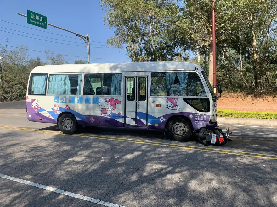 【影】金門機車騎士「突遭遊覽車衝撞」！2男大生重傷　後座乘客「顱內出血」送醫搶救