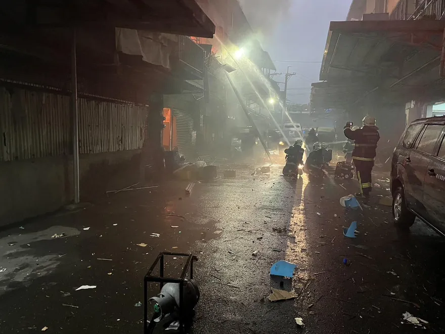 【影】租客找到了！汐止民宅瓦斯氣爆大火　開瓦斯民眾倒臥客廳死亡