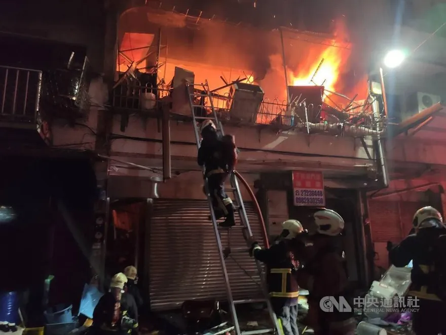 【影】汐止瓦斯氣爆案1死2傷 房東眼睜睜看屋子遭燒燬