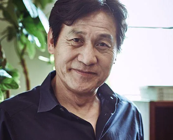 南韓「國民影帝」自曝罹癌1年多！獲大鐘獎「頭髮掉光」露面領獎　親揭最新病況