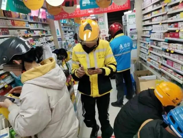 防疫鬆綁掀囤藥潮！一盒難求怎麼辦？陸專家：「年輕人完全可以扛得過來」惹議