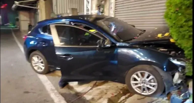 【影】怪！到家前突暴衝自撞花圃　嘉義7旬翁離奇車禍喪命