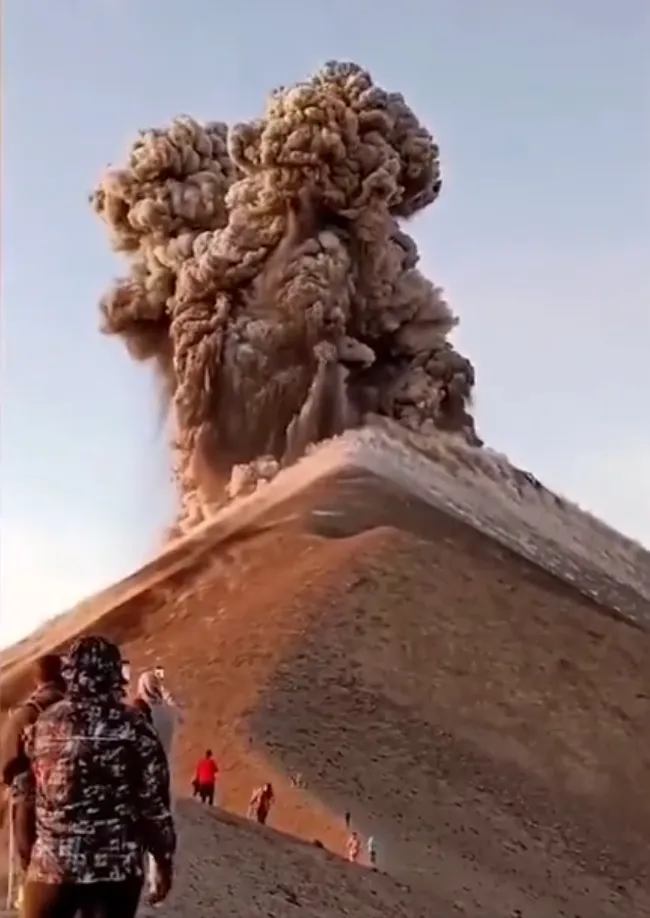 火山灰竄2公里之高！瓜地馬拉火峰火山噴發　國內最大機場被迫關閉