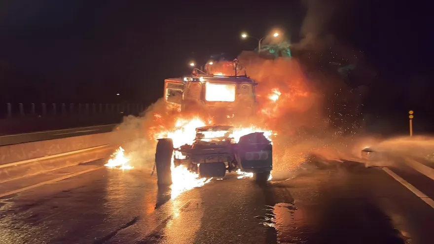【影】危險！台61線砂石車驚傳事故　熊熊烈火幾乎吞沒整輛車