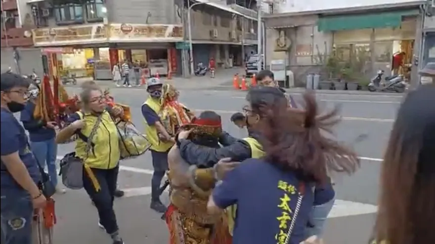 【影】怒轟女信徒巴掌　網怒「墨龍中壇元帥」你何方神聖