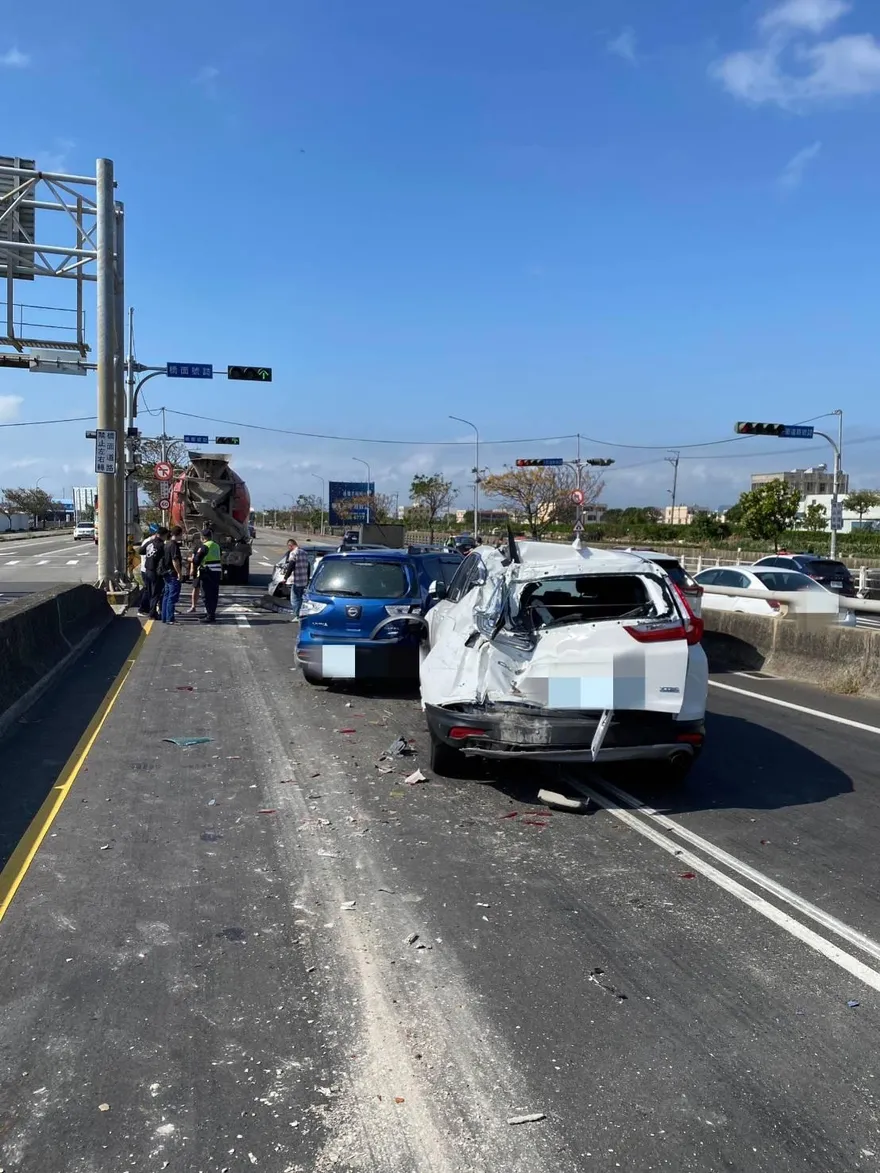【影】向上路驚見混凝土車連環車禍！　5車瞬間被撞成一團畫面全曝光