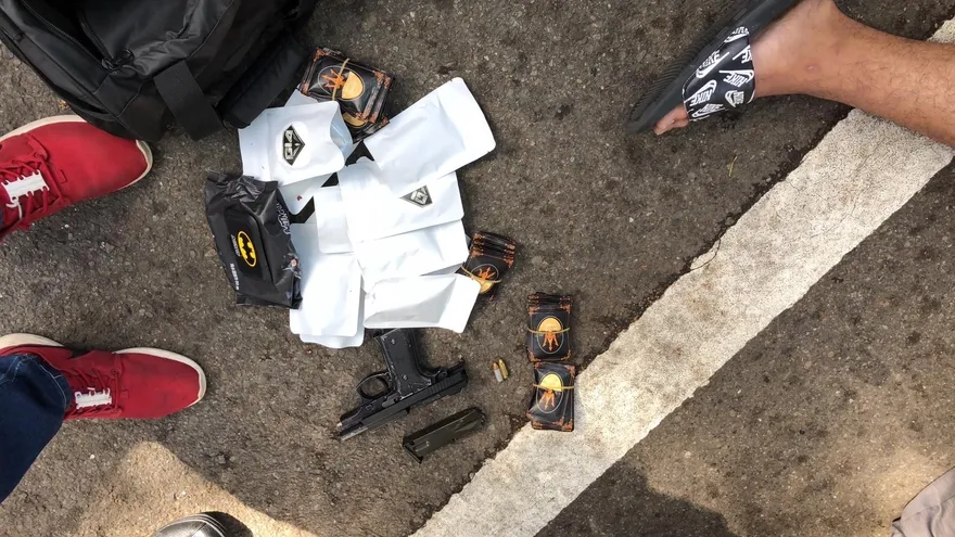 【影】鐵鎚破車窗！苗警緝捕販毒集團影片曝光...新興咖啡包賣翻中部地區