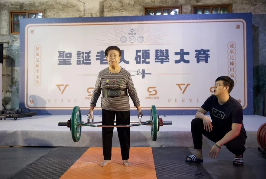 阿公阿嬤硬起來！90歲嬤帶曾孫參賽　70歲阿公舉出147.5公斤