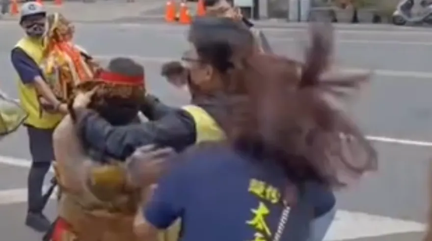 苗栗乩童降駕暴走…失控甩女信徒巴掌！專家解謎揭「2原因」